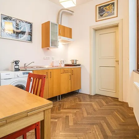 Stylish At Lesser Town, Charles Bridge 3min By Walk Apartment *
